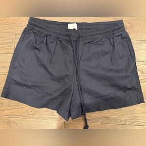 Like new Lou & grey navy blue shorts with pockets size m.